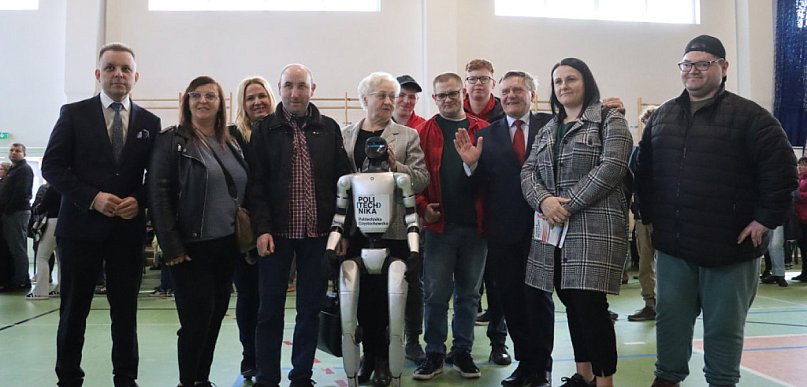 Humanoidalny robot i „Chłopska szkoła biznesu” na Targach w Myszkowie