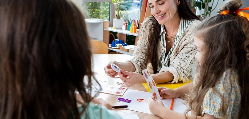 Czego potrzebują dzieci dorastające w świecie pełnym ekranów? Fundacja Orange zapr