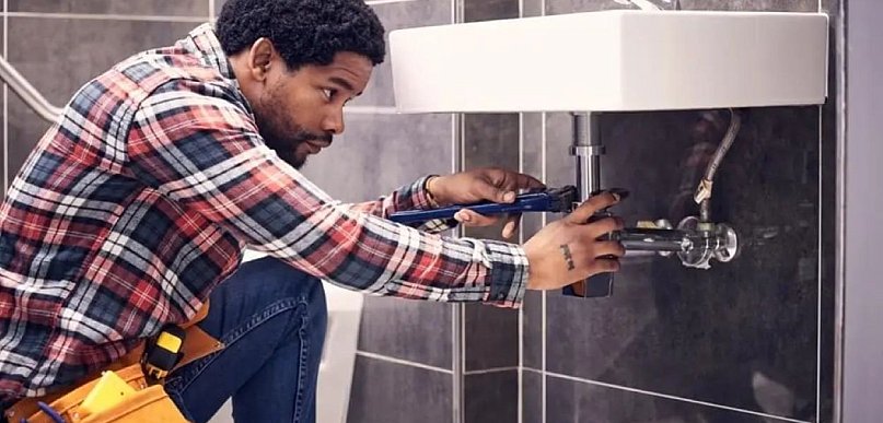 Zatkane rury to nie tylko awaria. Kiedy udrażnianie kanalizacji