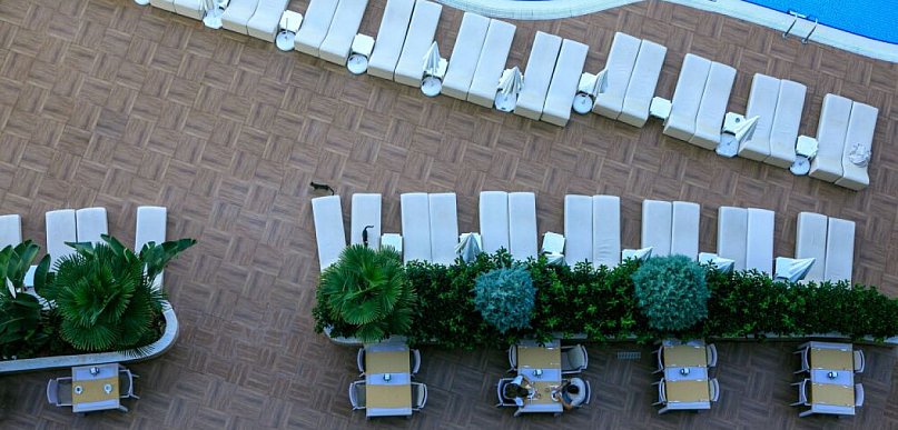 Jakie kierunki wakacyjne wybierają Polacy w 2026 roku? (MediaRoom)