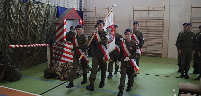 Fotorelacja: Pokaz Musztry Paradnej w wykonaniu uczniów Kwiatkowskiego w Myszkowie
