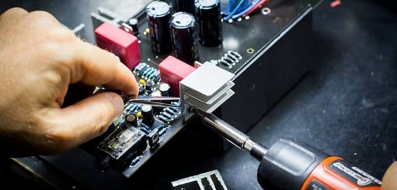 Serwis elektroniki w przemyśle, czyli klucz do ciągłości produkcji