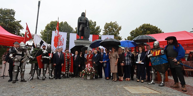 Fotorelacja: Uroczystość Odsłonięcia Pomnika Krystyna I z Koziegłów herbu Lis. - 56900