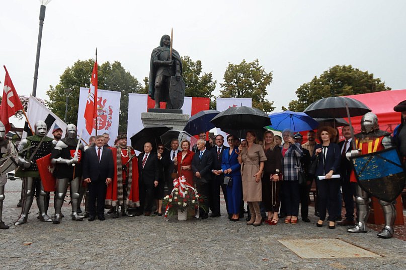Fotorelacja: Uroczystość Odsłonięcia Pomnika Krystyna I z Koziegłów herbu Lis.