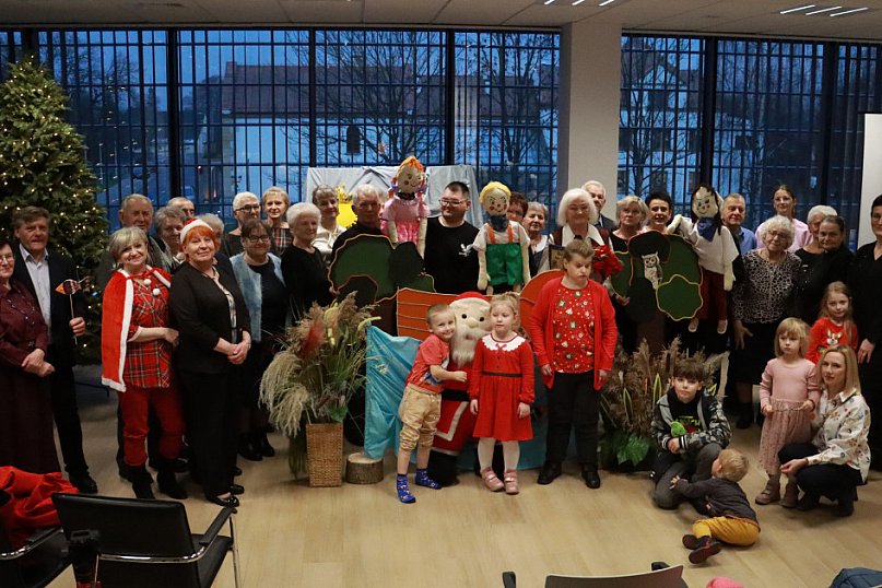 Fotorelacja: Spektakl lalkowy przygotowany przez Klub Seniora Koziołek  - Bajka PRZYGODY BOLKA I LOLKA