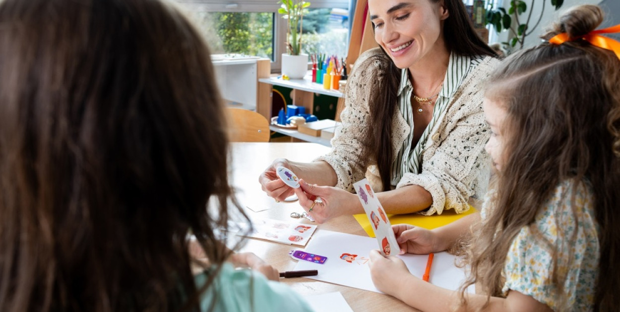 Czego potrzebują dzieci dorastające w świecie pełnym ekranów? Fundacja Orange zapr