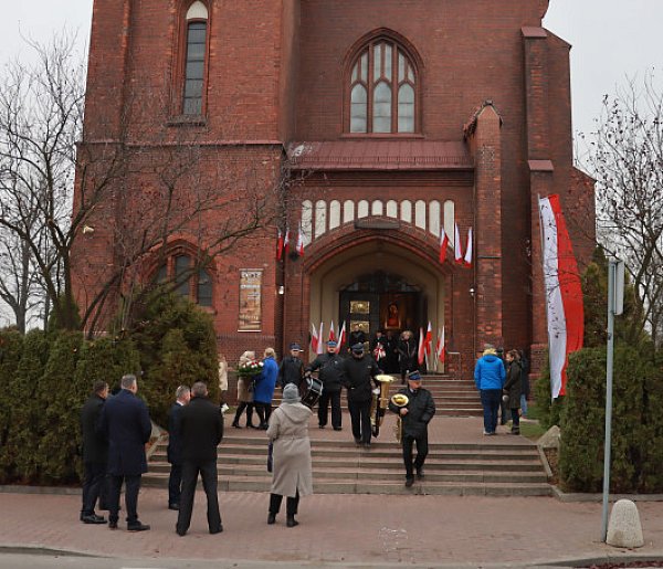 Myszków: Obchody 106. Rocznicy Odzyskania Niepodległości - przemarsz z Kościoła pod Pomnik Poległych